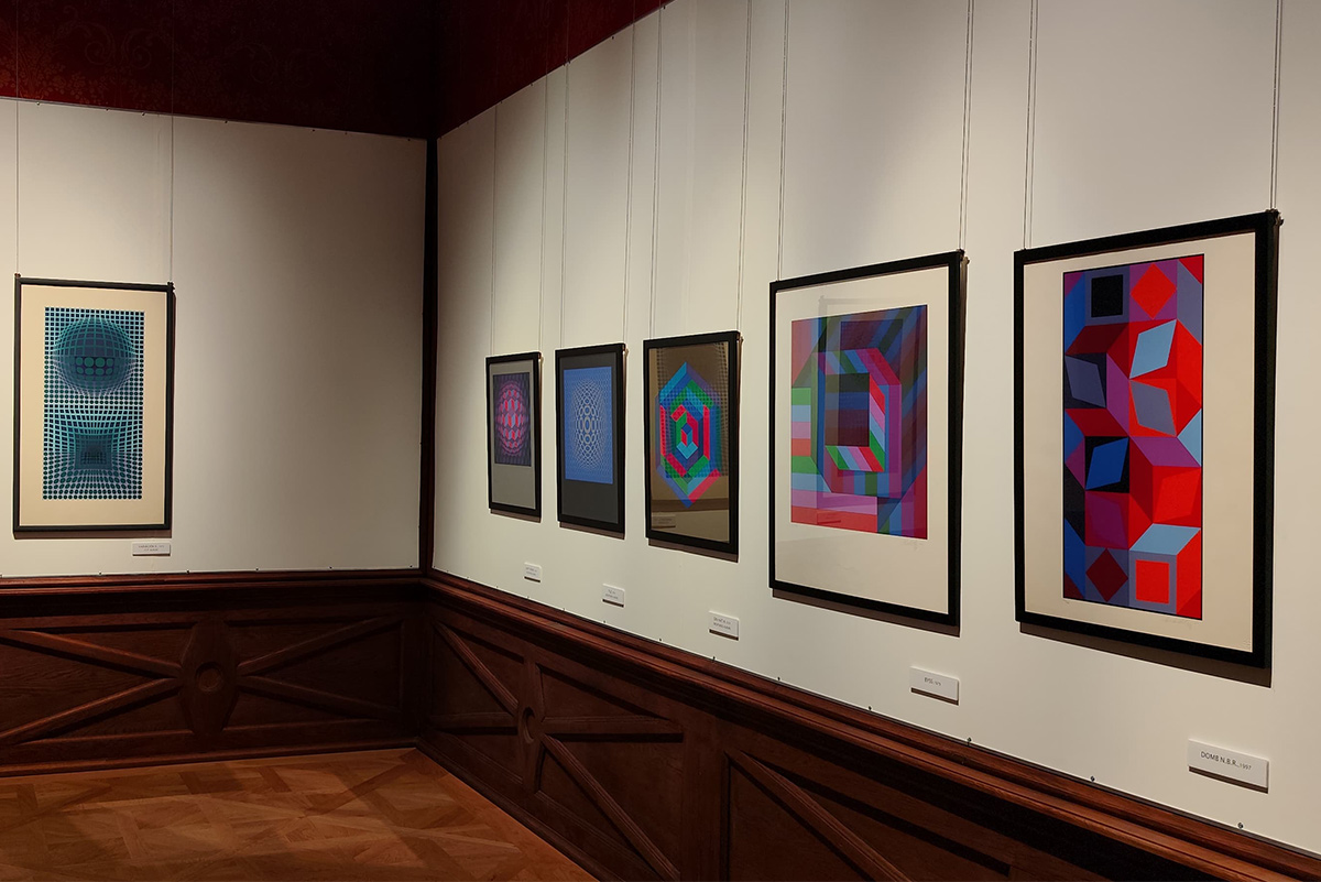 Victor Vasarely grafikai alkotásai az Esterházy-kastély időszaki kiállításán Pápán, elegáns kiállítótérben bemutatva.